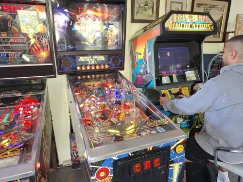 2-pinball-machines.-Atari-vindicators-arcade-machine.-Richard-Blank-Costa-Rica-Collection.jpg